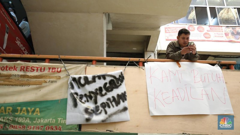 Suasana kios Pasar Pramuka yang di segel oleh Perumda Pasar Jaya, Jumat (14/11/2025). (CNBC Indonesia/Tri Susilo)