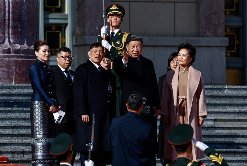 Raja Thailand Maha Vajiralongkorn dan Presiden Tiongkok Xi Jinping menghadiri upacara penyambutan di Balai Agung Rakyat, Beijing, Tiongkok, 14 November 2025. REUTERS/Tingshu Wang/Pool