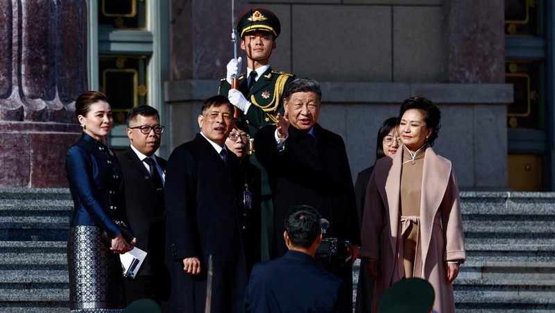 Raja Thailand Maha Vajiralongkorn dan Presiden Tiongkok Xi Jinping menghadiri upacara penyambutan di Balai Agung Rakyat, Beijing, Tiongkok, 14 November 2025. REUTERS/Tingshu Wang/Pool