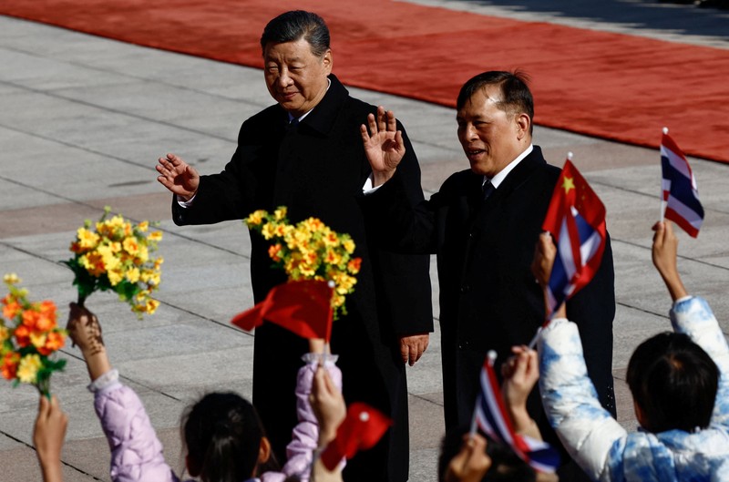 Raja Thailand Maha Vajiralongkorn dan Presiden Tiongkok Xi Jinping menghadiri upacara penyambutan di Balai Agung Rakyat, Beijing, Tiongkok, 14 November 2025. REUTERS/Tingshu Wang/Pool