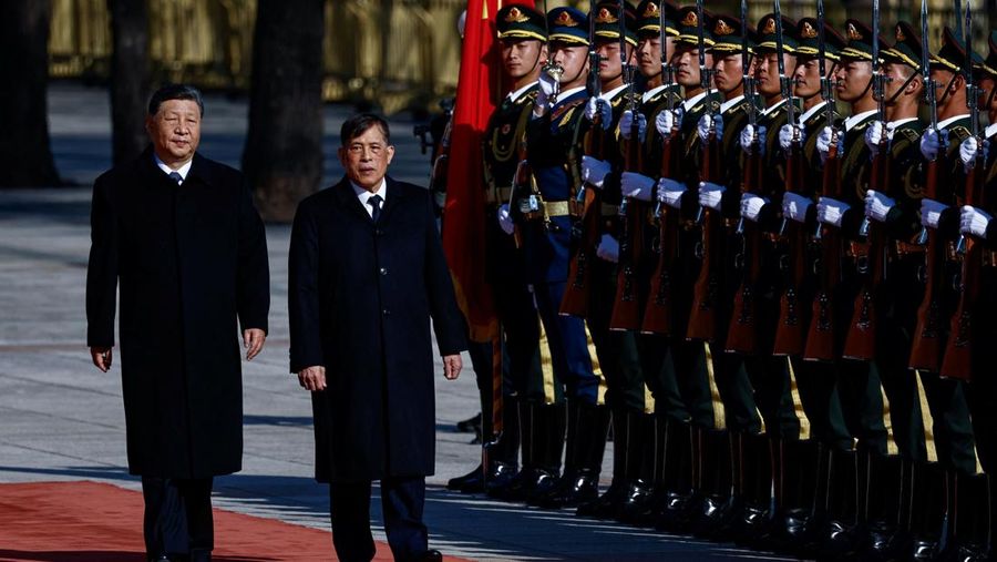 Raja Thailand Maha Vajiralongkorn dan Presiden Tiongkok Xi Jinping menghadiri upacara penyambutan di Balai Agung Rakyat, Beijing, Tiongkok, 14 November 2025. REUTERS/Tingshu Wang/Pool