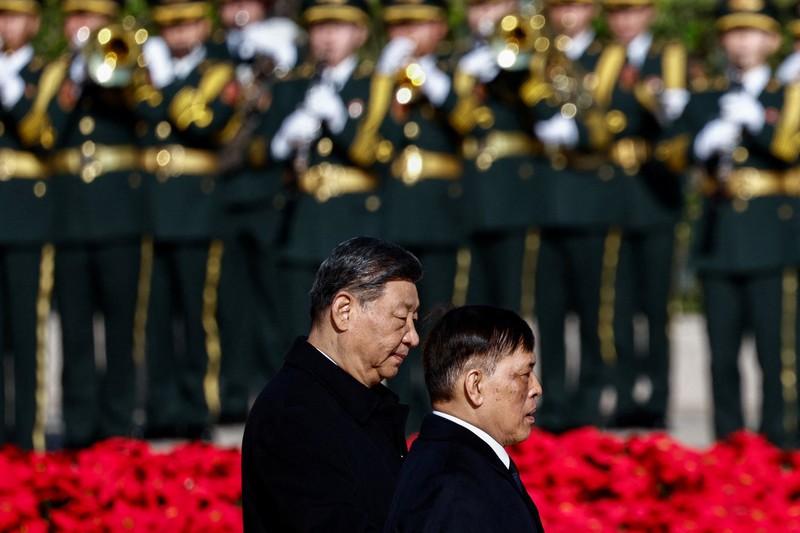 Raja Thailand Maha Vajiralongkorn dan Presiden Tiongkok Xi Jinping menghadiri upacara penyambutan di Balai Agung Rakyat, Beijing, Tiongkok, 14 November 2025. REUTERS/Tingshu Wang/Pool