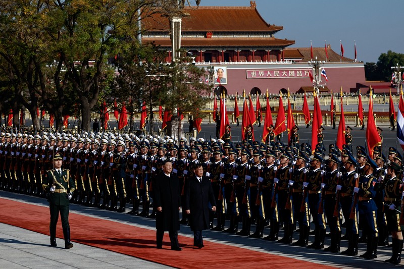 Raja Thailand Maha Vajiralongkorn dan Presiden Tiongkok Xi Jinping menghadiri upacara penyambutan di Balai Agung Rakyat, Beijing, Tiongkok, 14 November 2025. REUTERS/Tingshu Wang/Pool
