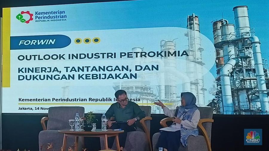 Direktur Industri Kimia Hulu, Direktorat Jenderal Industri Kimia, Farmasi dan Tekstil (IKFT) Kemenperin, Wiwik Pudjiastuti dalam diskusi Forwin di Sentul, Bogor, Jumat (14/11/2025). (CNBC Indonesia/Ferry Sandi)