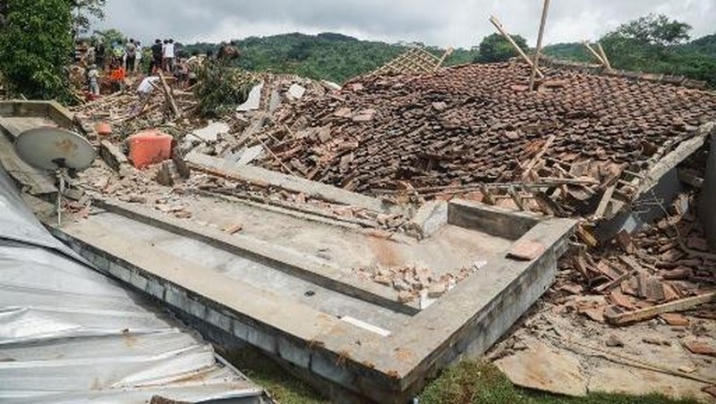 Tim SAR gabungan berupaya mencari korban yang  tertimbun material longsoran di Worksite B-1 lokasi bencana tanah longsor, Desa Cibeunying, Kecamatan Majenang, Kabupaten Cilacap, Jawa Tengah, Jumat (14/11/2025).  (Photo by Bakhtiar RAHMAN / AFP)