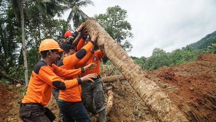 Tim SAR gabungan berupaya mencari korban yang  tertimbun material longsoran di Worksite B-1 lokasi bencana tanah longsor, Desa Cibeunying, Kecamatan Majenang, Kabupaten Cilacap, Jawa Tengah, Jumat (14/11/2025).  (Photo by Bakhtiar RAHMAN / AFP)