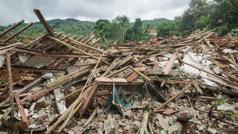 Tim SAR gabungan berupaya mencari korban yang  tertimbun material longsoran di Worksite B-1 lokasi bencana tanah longsor, Desa Cibeunying, Kecamatan Majenang, Kabupaten Cilacap, Jawa Tengah, Jumat (14/11/2025).  (Photo by Bakhtiar RAHMAN / AFP)