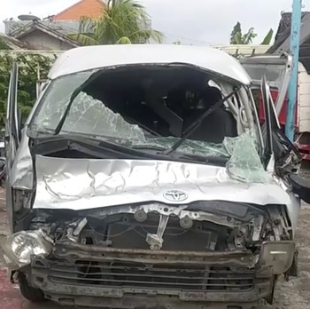 Potret Minibus Hancur Tabrak Pembatas Jalan di Bali, 5 Tewas Seketika