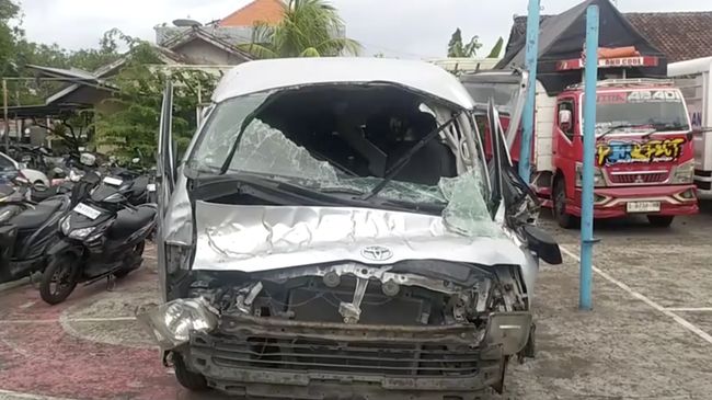 Potret Minibus Hancur Tabrak Pembatas Jalan di Bali, 5 Tewas Seketika