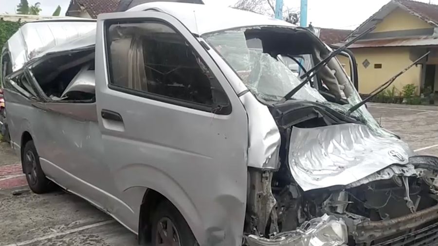 Kecelakaan minibus yang diisi lima wisatawan China tewas dan delapan lainnya luka ringan di Pulau Bali, Indonesia, pada Jumat, 14/11. (Reuters)