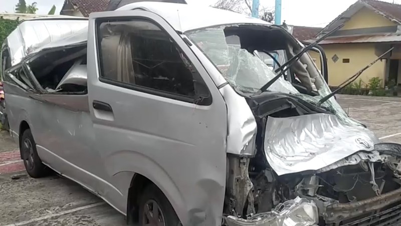 Kecelakaan minibus yang diisi lima wisatawan China tewas dan delapan lainnya luka ringan di Pulau Bali, Indonesia, pada Jumat, 14/11. (Reuters)