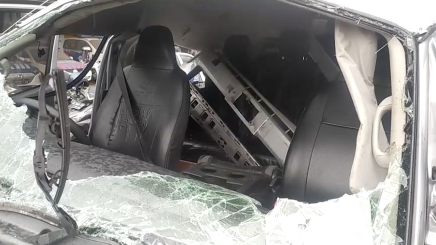 Kecelakaan minibus yang diisi lima wisatawan China tewas dan delapan lainnya luka ringan di Pulau Bali, Indonesia, pada Jumat, 14/11. (Reuters)