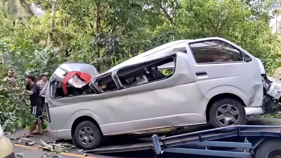 Kecelakaan minibus yang diisi lima wisatawan China tewas dan delapan lainnya luka ringan di Pulau Bali, Indonesia, pada Jumat, 14/11. (Reuters)