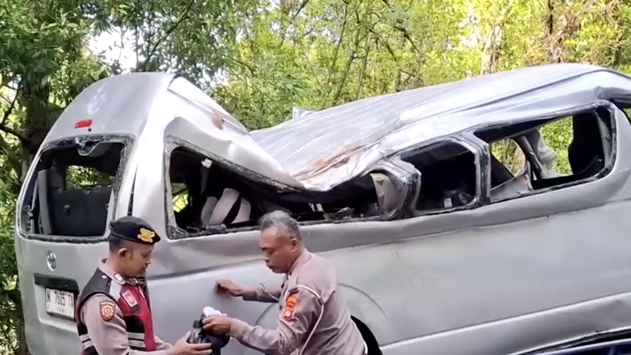 Kecelakaan minibus yang diisi lima wisatawan China tewas dan delapan lainnya luka ringan di Pulau Bali, Indonesia, pada Jumat, 14/11. (Reuters)