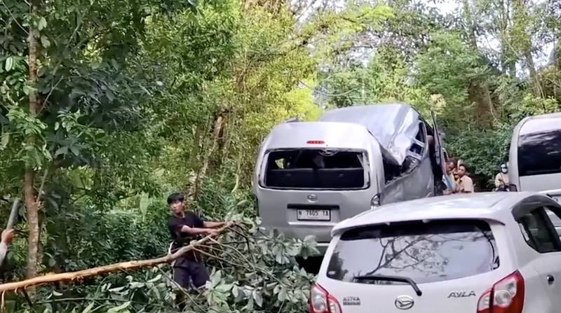 Kecelakaan minibus yang diisi lima wisatawan China tewas dan delapan lainnya luka ringan di Pulau Bali, Indonesia, pada Jumat, 14/11. (Reuters)