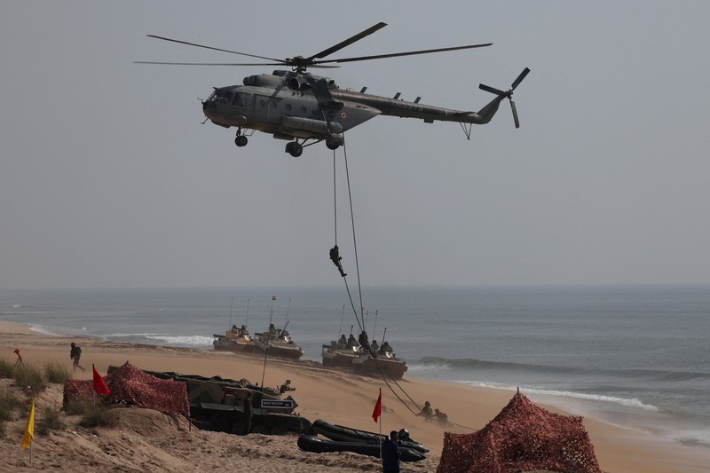 Latihan militer tri-angkatan di Porbandar, negara bagian Gujarat, India, Kamis (13/11/2025). (REUTERS/Amit Dave)