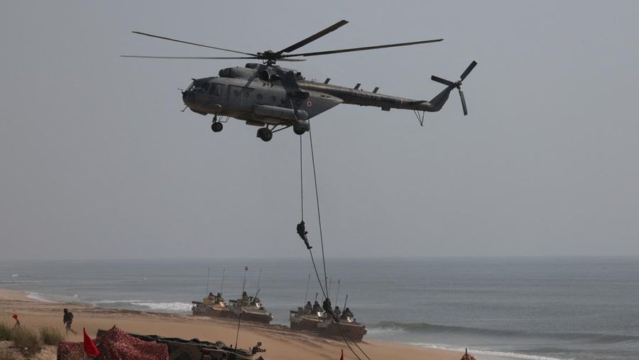 Latihan militer tri-angkatan di Porbandar, negara bagian Gujarat, India, Kamis (13/11/2025). (REUTERS/Amit Dave)