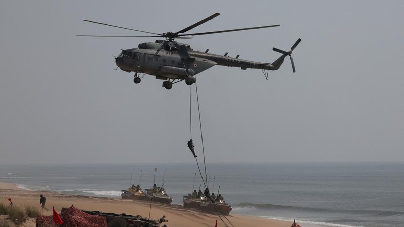 Latihan militer tri-angkatan di Porbandar, negara bagian Gujarat, India, Kamis (13/11/2025). (REUTERS/Amit Dave)