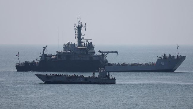 Wow! Tetangga 7.000 Km RI Pamer Militer "3 Matra", Kapal Perang Turun