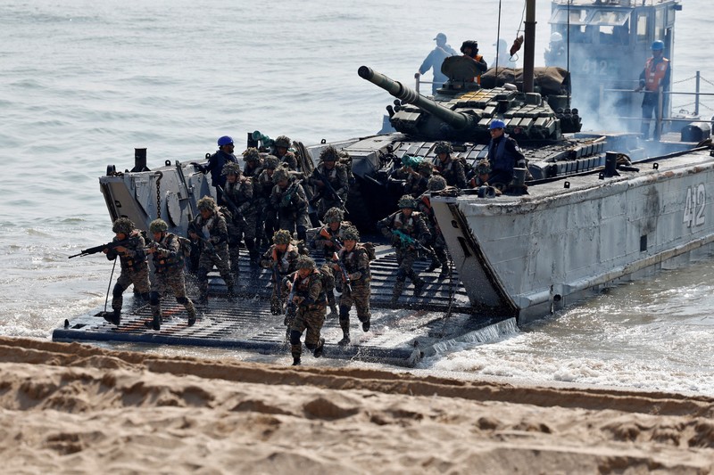 Latihan militer tri-angkatan di Porbandar, negara bagian Gujarat, India, Kamis (13/11/2025). (REUTERS/Amit Dave)