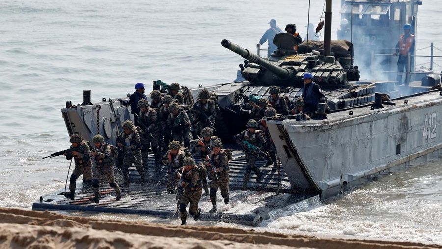 Latihan militer tri-angkatan di Porbandar, negara bagian Gujarat, India, Kamis (13/11/2025). (REUTERS/Amit Dave)