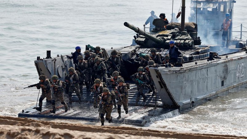 Latihan militer tri-angkatan di Porbandar, negara bagian Gujarat, India, Kamis (13/11/2025). (REUTERS/Amit Dave)