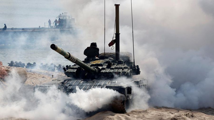 Latihan militer tri-angkatan di Porbandar, negara bagian Gujarat, India, Kamis (13/11/2025). (REUTERS/Amit Dave)