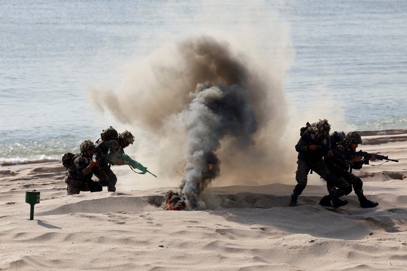 Latihan militer tri-angkatan di Porbandar, negara bagian Gujarat, India, Kamis (13/11/2025). (REUTERS/Amit Dave)