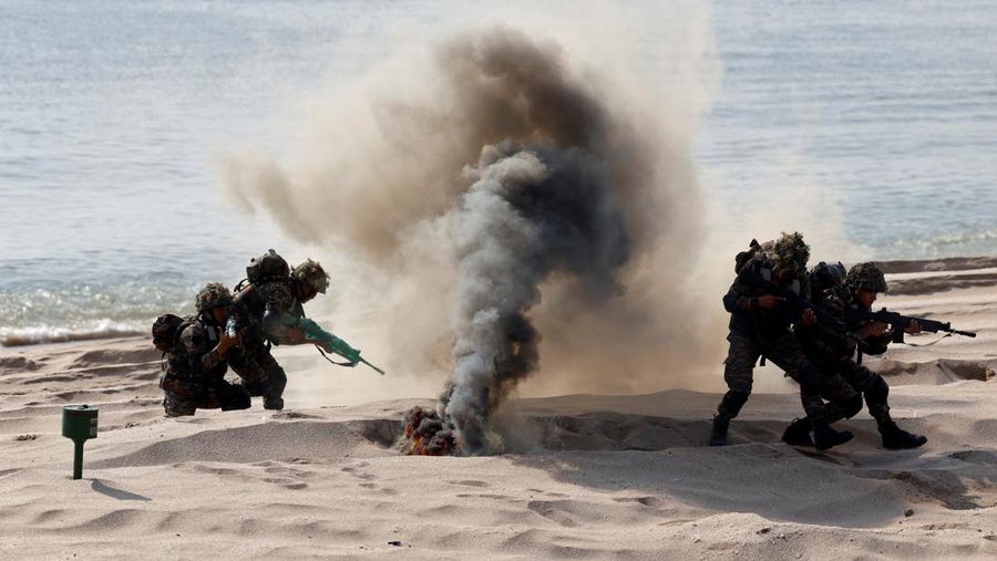 Latihan militer tri-angkatan di Porbandar, negara bagian Gujarat, India, Kamis (13/11/2025). (REUTERS/Amit Dave)