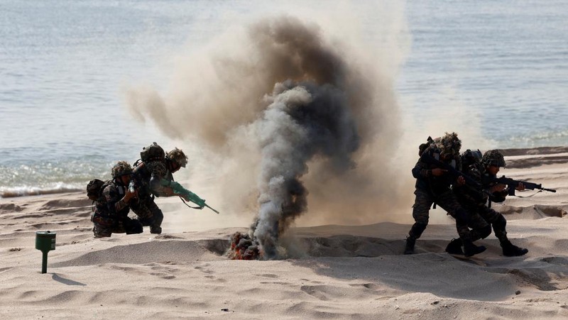 Latihan militer tri-angkatan di Porbandar, negara bagian Gujarat, India, Kamis (13/11/2025). (REUTERS/Amit Dave)