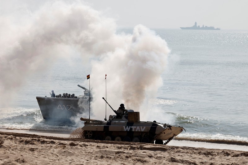 Latihan militer tri-angkatan di Porbandar, negara bagian Gujarat, India, Kamis (13/11/2025). (REUTERS/Amit Dave)