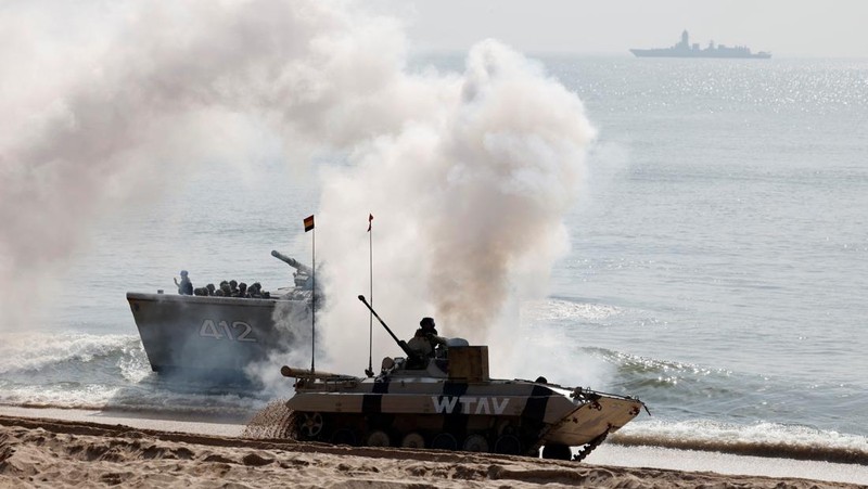 Latihan militer tri-angkatan di Porbandar, negara bagian Gujarat, India, Kamis (13/11/2025). (REUTERS/Amit Dave)