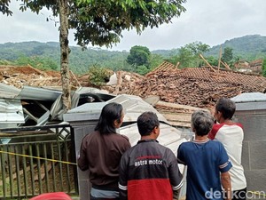 Kepanikan Warga Saat Longsor Robohkan Rumah-rumah di Cibeunyi Cilacap