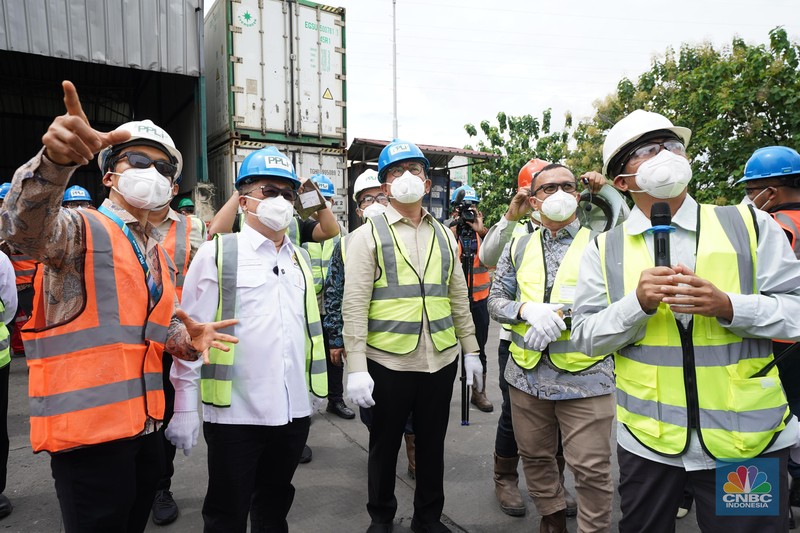 Mendag Budi Santoso dalam pemusnahan 500 Balpres di PT Prasadha Pamunah Limbah Industri di Kabupaten Bogor, Jumat (14/11/2025). (CNBC Indonesia/Ferry Sandi)