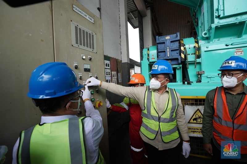 Mendag Budi Santoso dalam pemusnahan 500 Balpres di PT Prasadha Pamunah Limbah Industri di Kabupaten Bogor, Jumat (14/11/2025). (CNBC Indonesia/Ferry Sandi)