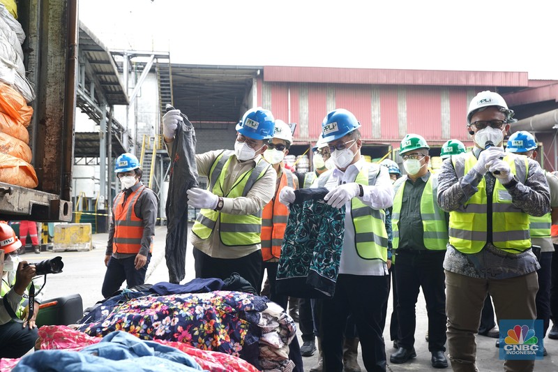 Mendag Budi Santoso dalam pemusnahan 500 Balpres di PT Prasadha Pamunah Limbah Industri di Kabupaten Bogor, Jumat (14/11/2025). (CNBC Indonesia/Ferry Sandi)