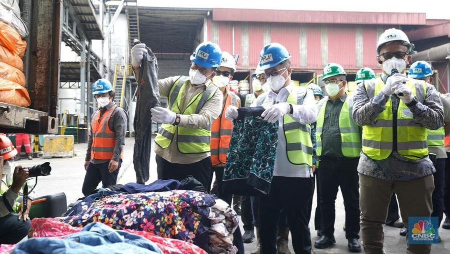 Mendag Budi Santoso dalam pemusnahan 500 Balpres di PT Prasadha Pamunah Limbah Industri di Kabupaten Bogor, Jumat (14/11/2025). (CNBC Indonesia/Ferry Sandi)