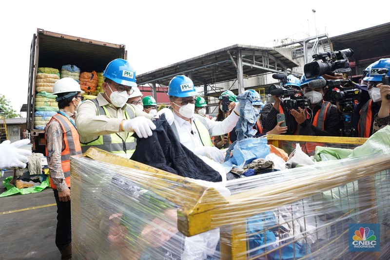 Mendag Budi Santoso dalam pemusnahan 500 Balpres di PT Prasadha Pamunah Limbah Industri di Kabupaten Bogor, Jumat (14/11/2025). (CNBC Indonesia/Ferry Sandi)
