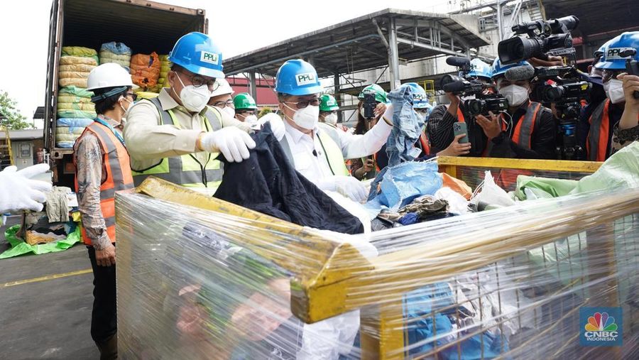 Mendag Budi Santoso dalam pemusnahan 500 Balpres di PT Prasadha Pamunah Limbah Industri di Kabupaten Bogor, Jumat (14/11/2025). (CNBC Indonesia/Ferry Sandi)