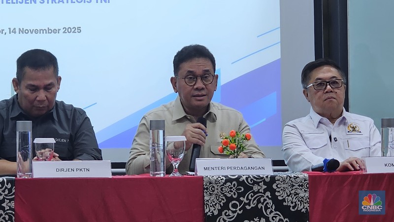 Mendag Budi Santoso dalam pemusnahan 500 Balpres di PT Prasadha Pamunah Limbah Industri di Kabupaten Bogor, Jumat (14/11/2025). (CNBC Indonesia/Ferry Sandi)