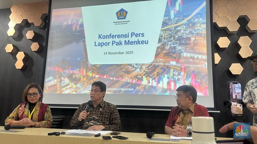 Menteri Keuangan Purbaya Yudhi Sadewa dalam media briefing, di kantor Kementerian Keuangan, Jumat (14/11/2025). (CNBC Indonesia/Zahwa Madjid)