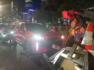 Mobil Tabrak Planter Box di Jalan Sudirman gegara Ban Pecah