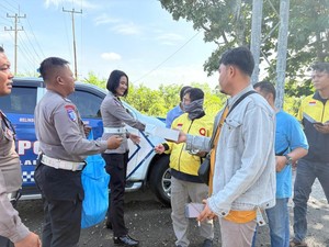 Polantas Polda Riau Bagi-bagi Sembako Sambil Sosialisasi Operasi Zebra