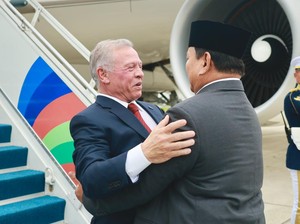 Video: Pelukan Hangat Prabowo Sambut Raja Yordania Abdullah II di Lanud Halim