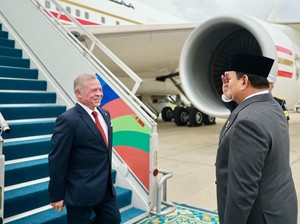 Prabowo Jemput Raja Yordania Abdullah II di Lanud Halim, Beri Pelukan Hangat