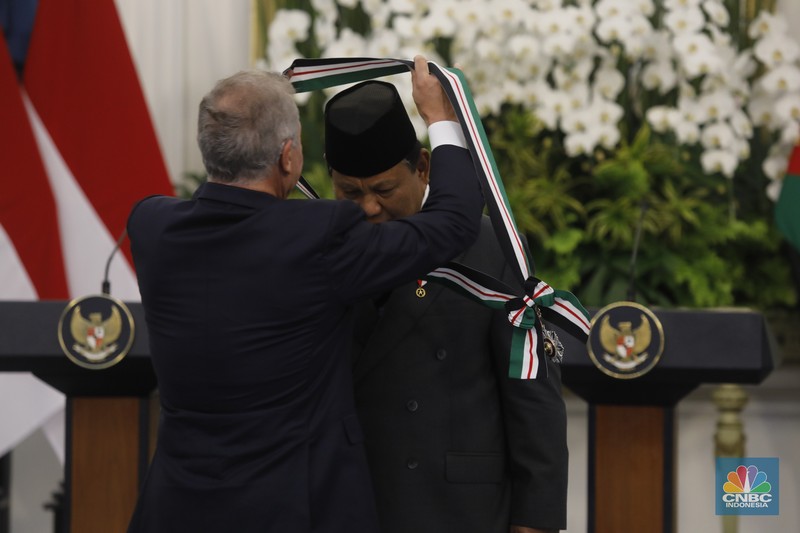 Presiden Prabowo Subianto diberikan gelar kehormatan oleh Raja Yordania, Raja Abdullah II di Kredensial Istana Merdeka, Jakarta, Jumat (14/11/2025). (CNBC Indonesia/Tri Susilo)