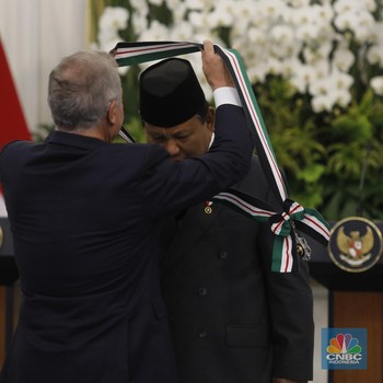 Prabowo Dapat Gelar Bejeweled Grand Cordon Al Nahda dari Raja Yordania