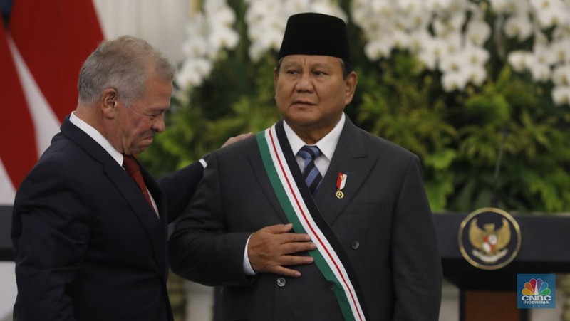 Presiden Prabowo Subianto diberikan gelar kehormatan oleh Raja Yordania, Raja Abdullah II di Kredensial Istana Merdeka, Jakarta, Jumat (14/11/2025). (CNBC Indonesia/Tri Susilo)