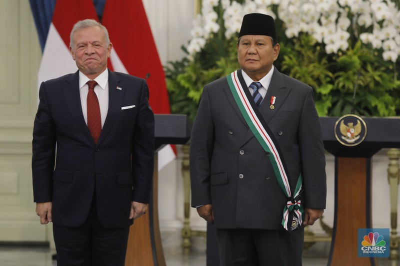 Presiden Prabowo Subianto diberikan gelar kehormatan oleh Raja Yordania, Raja Abdullah II di Kredensial Istana Merdeka, Jakarta, Jumat (14/11/2025). (CNBC Indonesia/Tri Susilo)