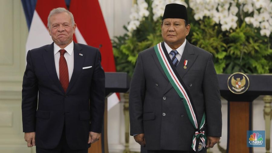 Presiden Prabowo Subianto diberikan gelar kehormatan oleh Raja Yordania, Raja Abdullah II di Kredensial Istana Merdeka, Jakarta, Jumat (14/11/2025). (CNBC Indonesia/Tri Susilo)
